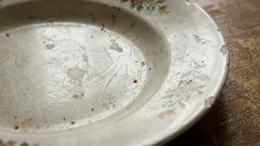 Fork scratches on plates will disappear without a trace: what to rub your dishes with